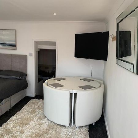 מילפורד הייבן Beautiful Studio Apartment מראה חיצוני תמונה