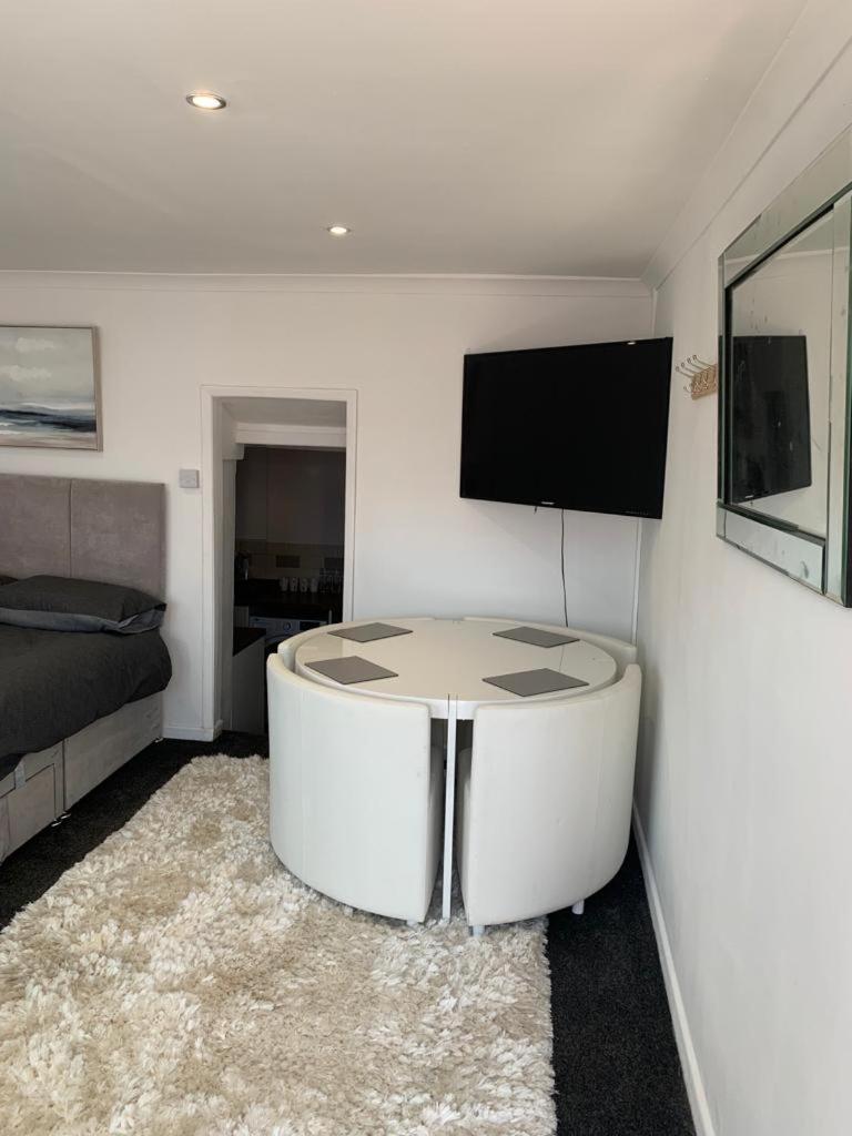 מילפורד הייבן Beautiful Studio Apartment מראה חיצוני תמונה